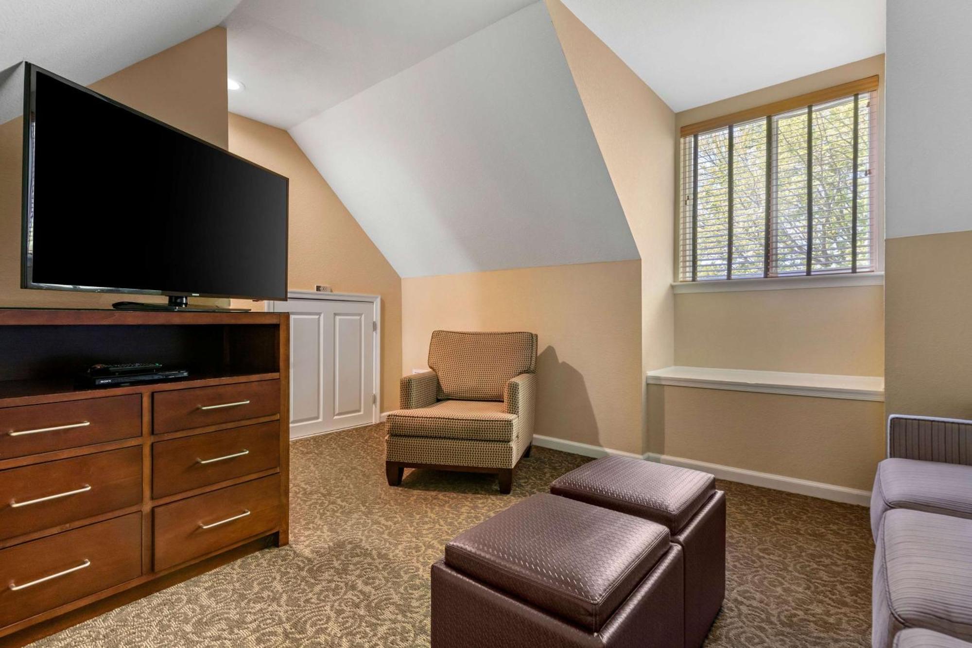 One Bedroom King Suite with Sofabed,1538559640:JPEG