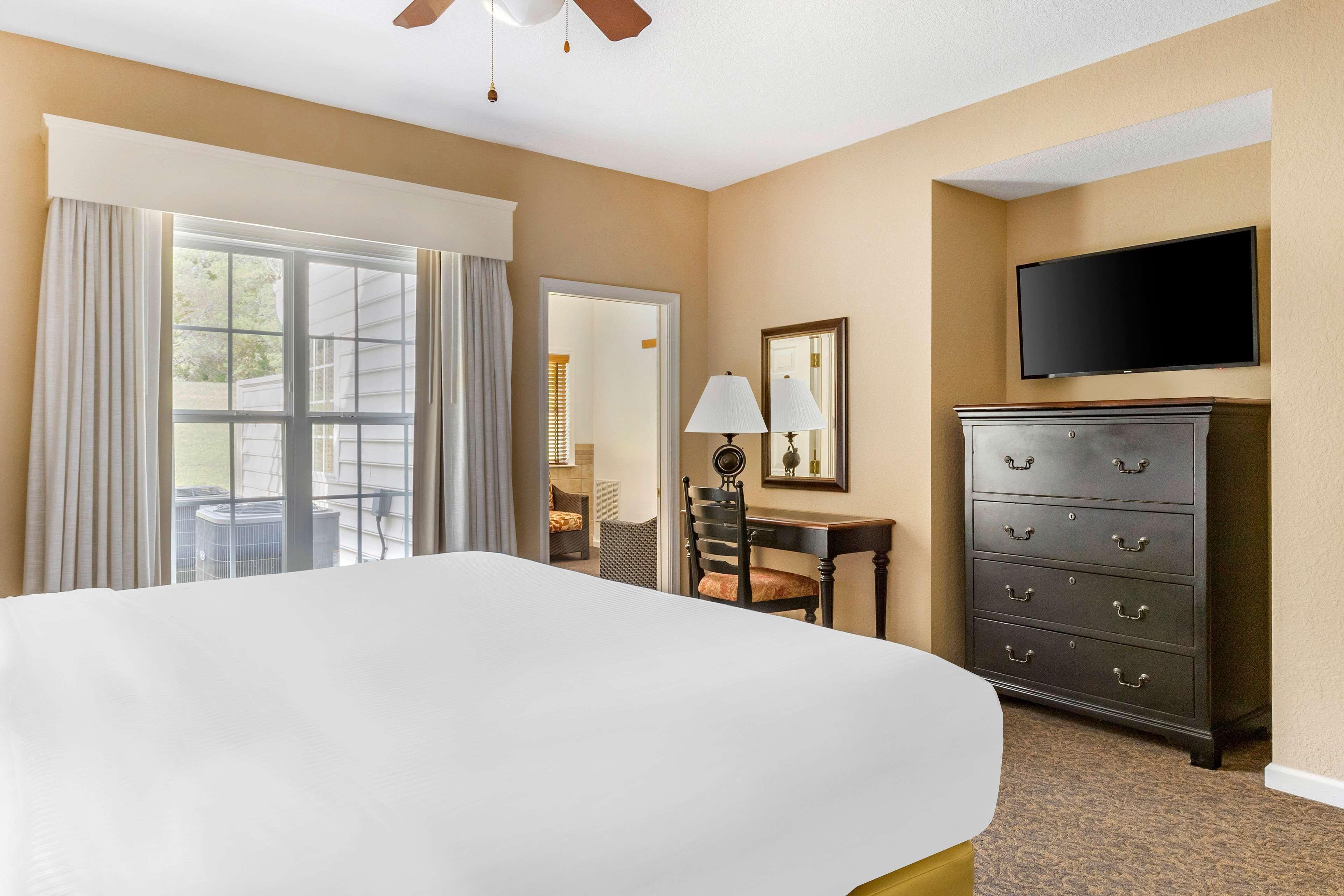 Two-Bedroom Suite with One King Bed and Two Twin Beds - Ground Floor,1498710232:JPEG